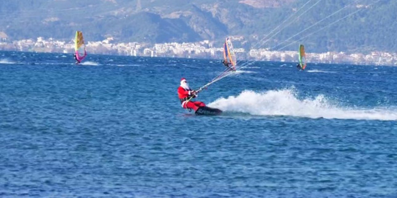 Εντυπωσιακό θέαμα με kite surfers ντυμένους Αγιοβασίληδες στην Πάτρα
