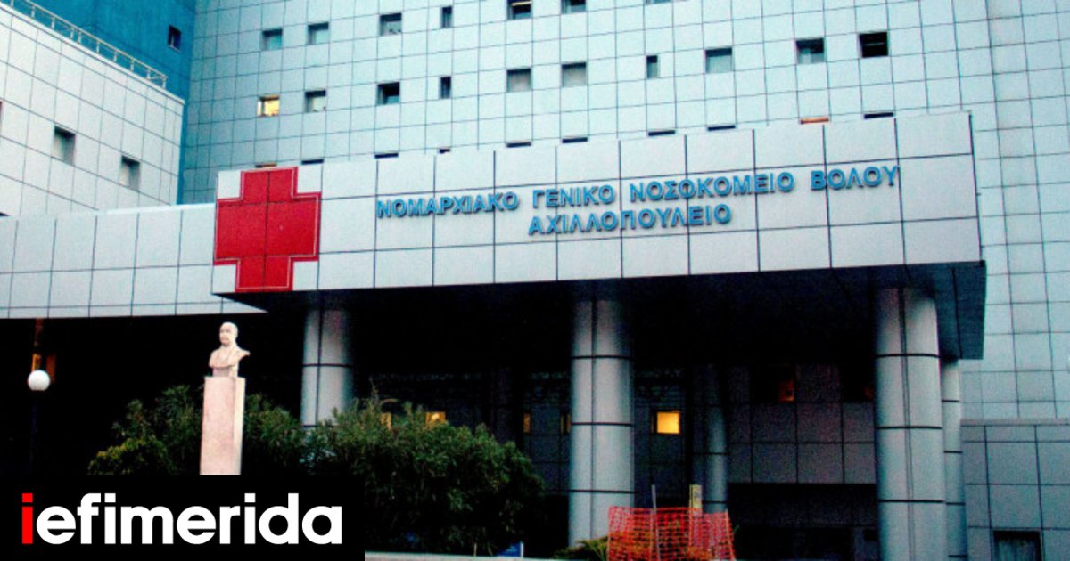 Photo: iefimerida.gr Un jeune homme de 19 ans agressa violemment son père de 43 ans à l'aide d'un bâton et de ses poings devant la mairie de Volos