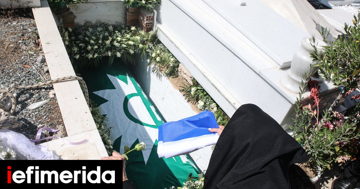 Λύγισε η Βίκυ Σταμάτη στην κηδεία του Ακη, τον έθαψαν με τη σημαία του ΠΑΣΟΚ [εικόνες] | ΕΛΛΑΔΑ