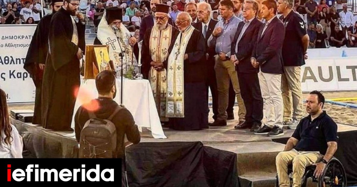 Οι επίσημοι στην εξέδρα, ο πρόεδρος της Παραολυμπιακής Επιτροπής μόνος του -Η εικόνα που προκάλεσε σάλο