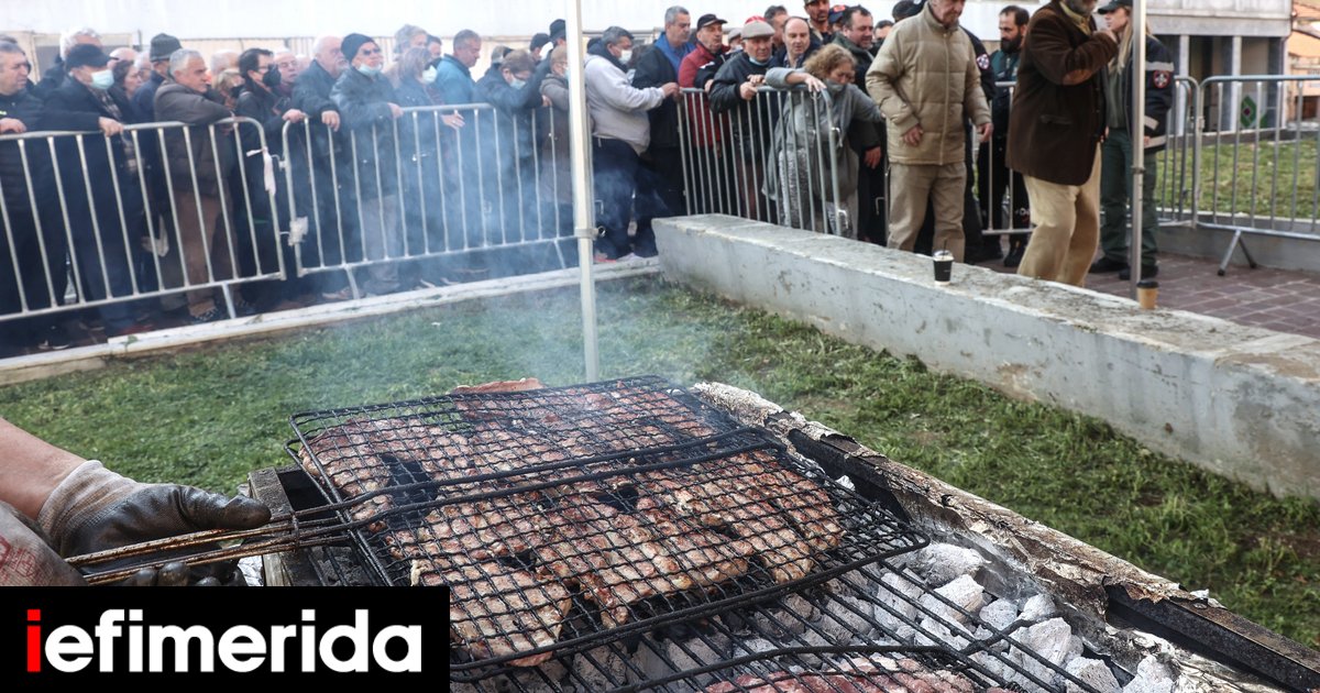 Τσικνοπέμπτη στη Βαρβάκειο Αγορά: Πλήθος κόσμου -Περισσότερα από 500 κιλά κρέας στη σχάρα [εικόνες]