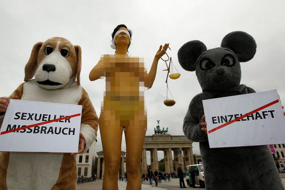 Οι 20 διαμαρτυρίες χωρίς ρούχα που έχουν αφήσει εποχή [εικόνες] | iefimerida.gr 7