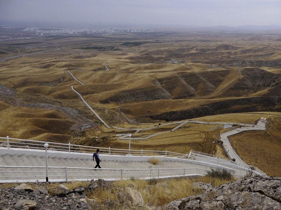 Τουρκμενιστάν, η άλλη «Βόρεια Κορέα»: Αδειοι δρόμοι, εντυπωσιακές κατασκευές, ηγέτες που λατρεύονται σαν θεοί [εικόνες] | iefimerida.gr 0