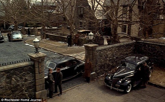 Πωλείται το σπίτι του «Νονού» -Το εμβληματικό σκηνικό της οικογένειας Κορλεόνε [εικόνες] | iefimerida.gr 2