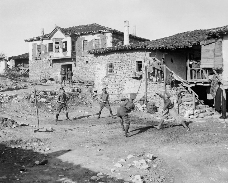 Ελληνόπουλα με όπλα στη Θεσσαλονίκη: Μοναδικές φωτογραφίες από τον Πόλεμο [εικόνες] | iefimerida.gr 4