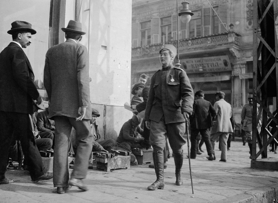 Ελληνόπουλα με όπλα στη Θεσσαλονίκη: Μοναδικές φωτογραφίες από τον Πόλεμο [εικόνες] | iefimerida.gr 0