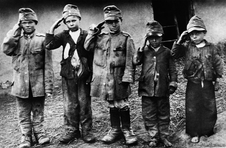 Ελληνόπουλα με όπλα στη Θεσσαλονίκη: Μοναδικές φωτογραφίες από τον Πόλεμο [εικόνες] | iefimerida.gr 1