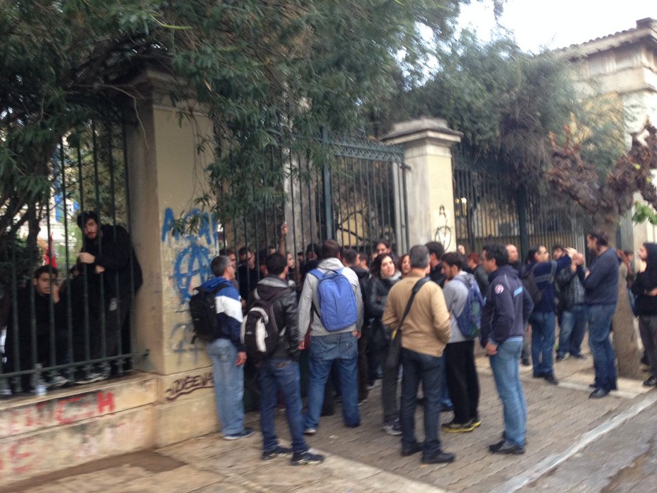 Νέα ένταση στο Πολυτεχνείο: Φοιτητές εισέβαλαν στο ίδρυμα [εικόνες & βίντεο] | iefimerida.gr 4