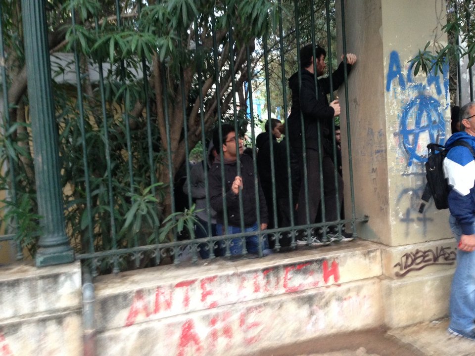 Νέα ένταση στο Πολυτεχνείο: Φοιτητές εισέβαλαν στο ίδρυμα [εικόνες & βίντεο] | iefimerida.gr 1
