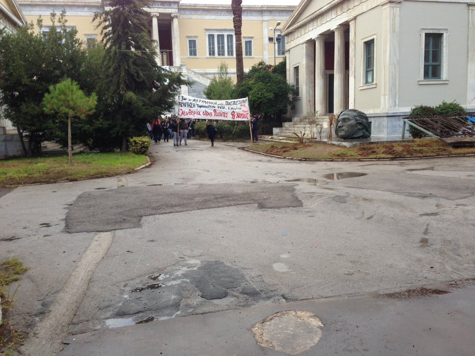 Νέα ένταση στο Πολυτεχνείο: Φοιτητές εισέβαλαν στο ίδρυμα [εικόνες & βίντεο] | iefimerida.gr 0