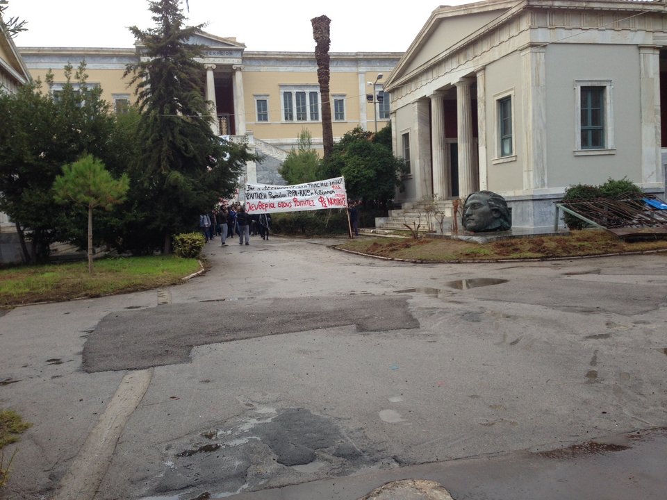 Νέα ένταση στο Πολυτεχνείο: Φοιτητές εισέβαλαν στο ίδρυμα [εικόνες & βίντεο] | iefimerida.gr 2