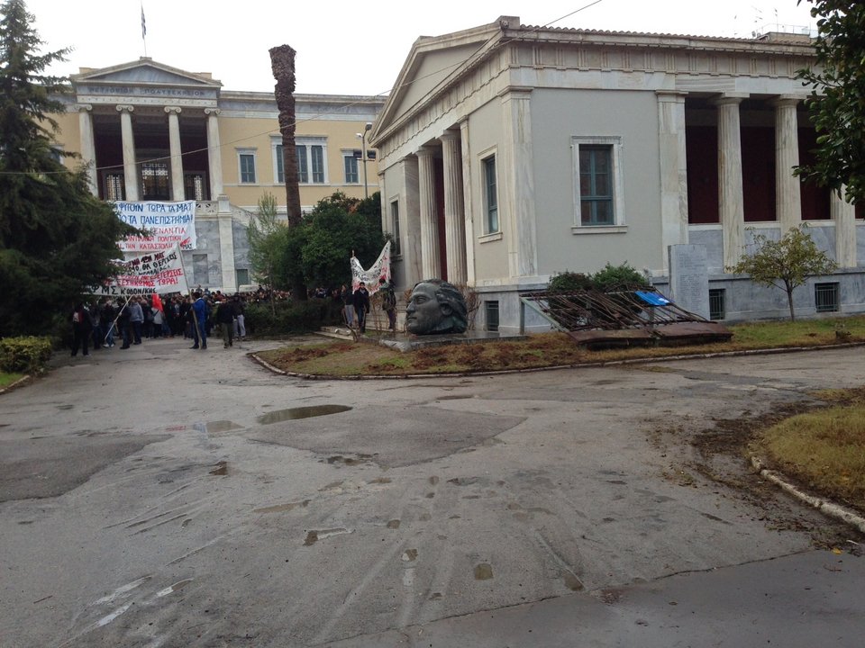 Νέα ένταση στο Πολυτεχνείο: Φοιτητές εισέβαλαν στο ίδρυμα [εικόνες & βίντεο] | iefimerida.gr 3