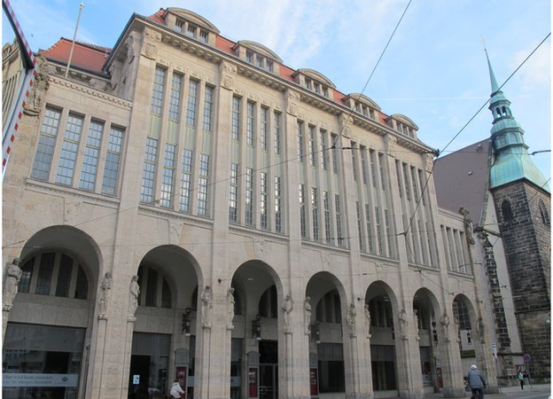 Είκοσι πέντε χρόνια μετά: Το Τείχος έπεσε, αλλά οι διαφορές στη Γερμανία παραμένουν [εικόνες] | iefimerida.gr 0