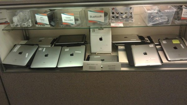 Πού καταλήγουν οι χαμένες βαλίτσες στα αεροδρόμια -Το μαγαζί που αναλαμβάνει να πουλήσει το περιεχόμενό τους [εικόνες] | iefimerida.gr 0