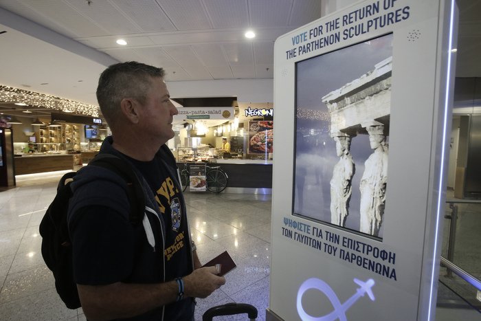 Πρωτοποριακή οθόνη στο «Ελ. Βενιζέλος» για τα Γλυπτά του Παρθενώνα: Τουρίστες ψηφίζουν για την επιστροφή [εικόνες] | iefimerida.gr 4