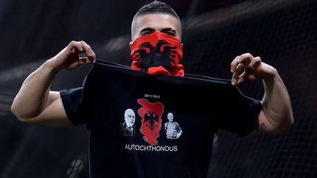 Προκάλεσαν και στη Γένοβα οι Αλβανοί -Εβγαλαν ξανά σημαίες της «Μεγάλης Αλβανίας» [εικόνες & βίντεο] | iefimerida.gr 0