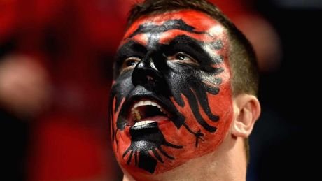 Προκάλεσαν και στη Γένοβα οι Αλβανοί -Εβγαλαν ξανά σημαίες της «Μεγάλης Αλβανίας» [εικόνες & βίντεο] | iefimerida.gr 2