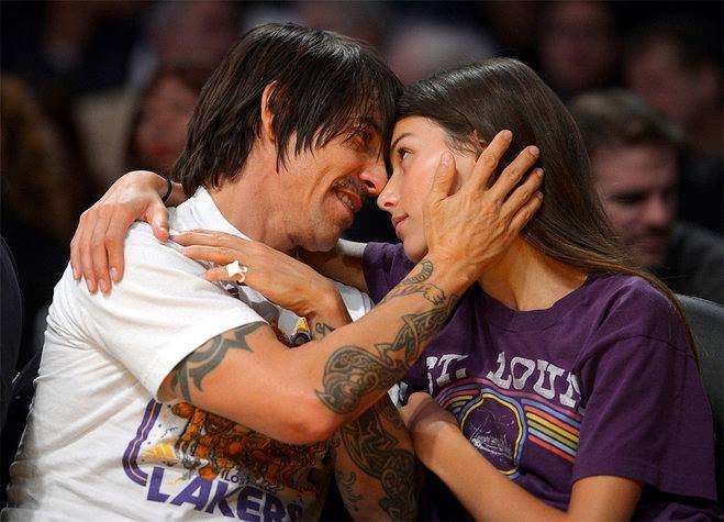 Η σύντροφος του τραγουδιστή των Red Hot Chilli Peppers είναι 32 χρόνια μικρότερη του [εικόνες] | iefimerida.gr 3