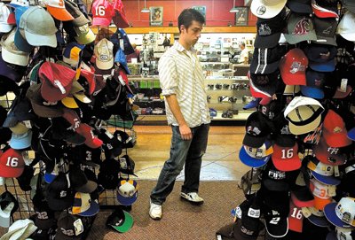 Πού καταλήγουν οι χαμένες βαλίτσες στα αεροδρόμια -Το μαγαζί που αναλαμβάνει να πουλήσει το περιεχόμενό τους [εικόνες] | iefimerida.gr 7