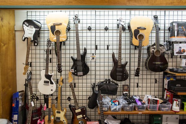 Πού καταλήγουν οι χαμένες βαλίτσες στα αεροδρόμια -Το μαγαζί που αναλαμβάνει να πουλήσει το περιεχόμενό τους [εικόνες] | iefimerida.gr 1