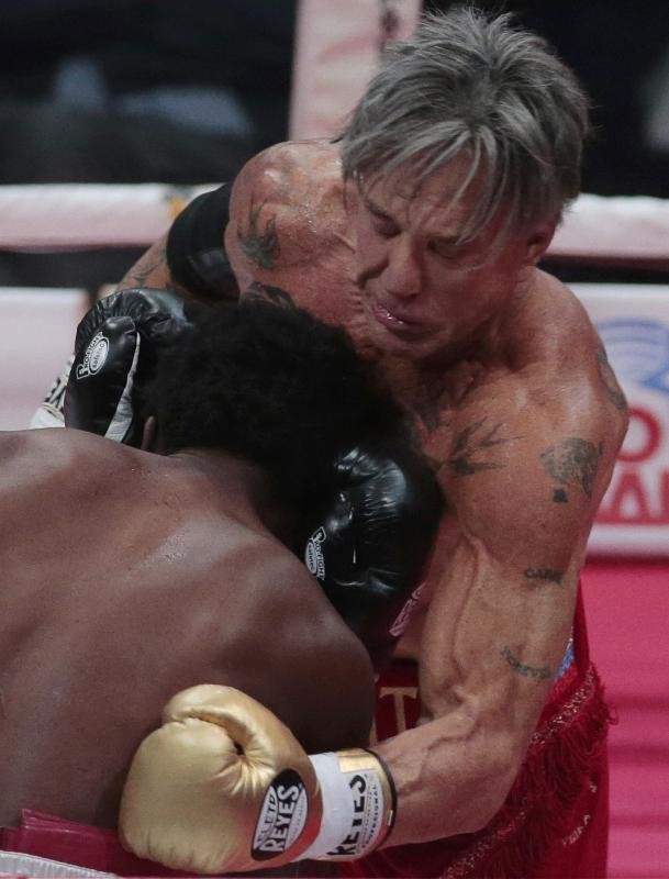 Ο Μίκι Ρουρκ επέστρεψε στο ρινγκ στα 62 του [εικόνες] | iefimerida.gr 3