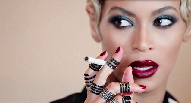 Η Beyonce πιο σέξι από ποτέ -Με ζαρτιέρες, δαντελωτά εσώρουχα και στέμμα [εικόνες&βίντεο] | iefimerida.gr 1