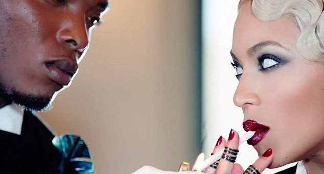 Η Beyonce πιο σέξι από ποτέ -Με ζαρτιέρες, δαντελωτά εσώρουχα και στέμμα [εικόνες&βίντεο] | iefimerida.gr 3