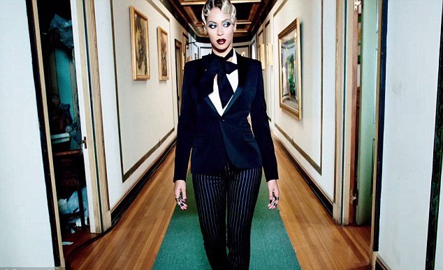 Η Beyonce πιο σέξι από ποτέ -Με ζαρτιέρες, δαντελωτά εσώρουχα και στέμμα [εικόνες&βίντεο] | iefimerida.gr 4