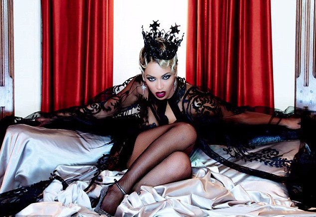 Η Beyonce πιο σέξι από ποτέ -Με ζαρτιέρες, δαντελωτά εσώρουχα και στέμμα [εικόνες&βίντεο] | iefimerida.gr 5