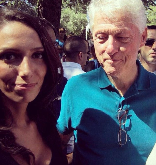 Η νεαρή δασκάλα που κόλασε τον Μπιλ Κλίντον -Εβγαλαν selfie και αυτός κάρφωνε το στήθος της [εικόνες] | iefimerida.gr 0