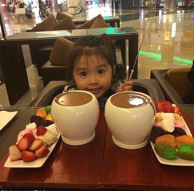 Η 5χρονη που κάνει θραύση στο Instagram -Ζωή με λιμουζίνες & Chanel [εικόνες] | iefimerida.gr 10