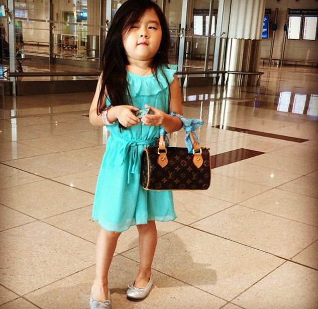 Η 5χρονη που κάνει θραύση στο Instagram -Ζωή με λιμουζίνες & Chanel [εικόνες] | iefimerida.gr 2