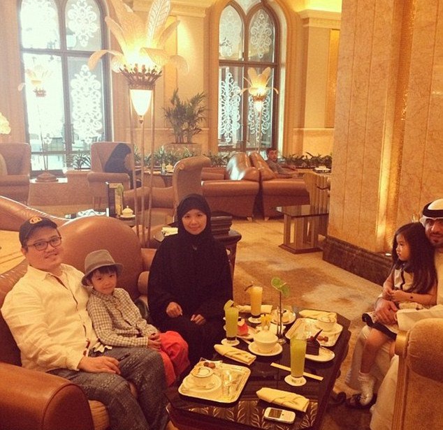 Η 5χρονη που κάνει θραύση στο Instagram -Ζωή με λιμουζίνες & Chanel [εικόνες] | iefimerida.gr 4