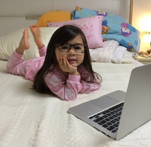 Η 5χρονη που κάνει θραύση στο Instagram -Ζωή με λιμουζίνες & Chanel [εικόνες] | iefimerida.gr 8