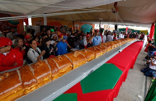 Το μεγαλύτερο Χριστουγεννιάτικο έδεσμα του κόσμου: Ενα εκλεκτό τσουρέκι 20 μέτρων [εικόνες & βίντεο] | iefimerida.gr 0