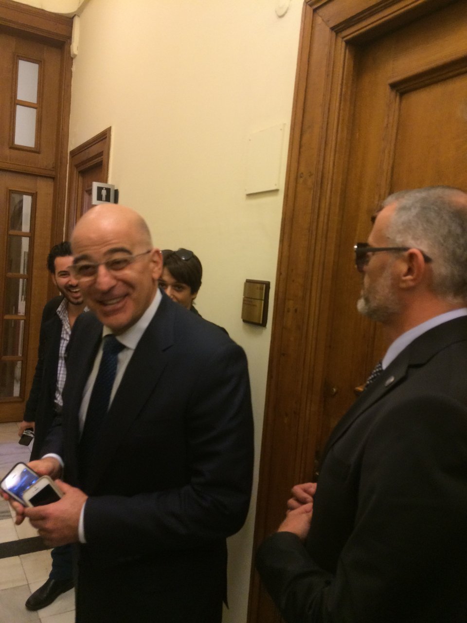 Ραντεβού Βενιζέλου-Σημίτη με σφιγμένα χαμόγελα, μπισκότα και καραμέλες [εικόνες & βίντεο] | iefimerida.gr 4