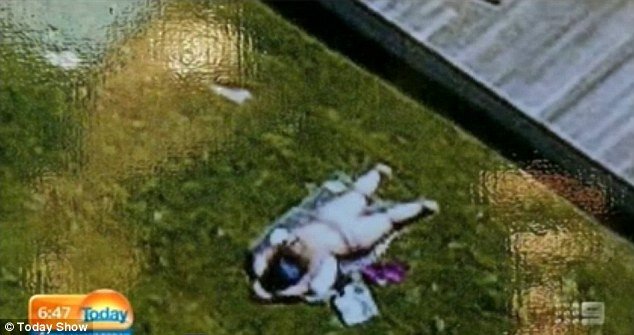 Drone φωτογραφίζει γυμνή που κάνει ηλιοθεραπεία στον κήπο της  [εικόνες] | iefimerida.gr 0