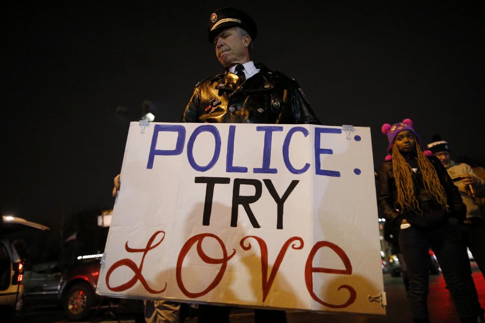 Ξεχειλίζει η οργή στις ΗΠΑ: Λεηλασίες, πυροβολισμοί και τραυματίες – Φόβοι για «καυτή» νύχτα [εικόνες] | iefimerida.gr 1