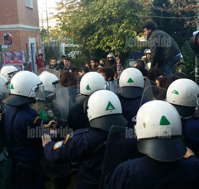  Ξύλο και χημικά έξω από τη Νομική -Στα χέρια ΜΑΤ με φοιτητές [εικόνες] | iefimerida.gr 2