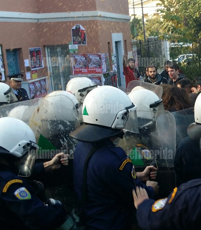  Ξύλο και χημικά έξω από τη Νομική -Στα χέρια ΜΑΤ με φοιτητές [εικόνες] | iefimerida.gr 3