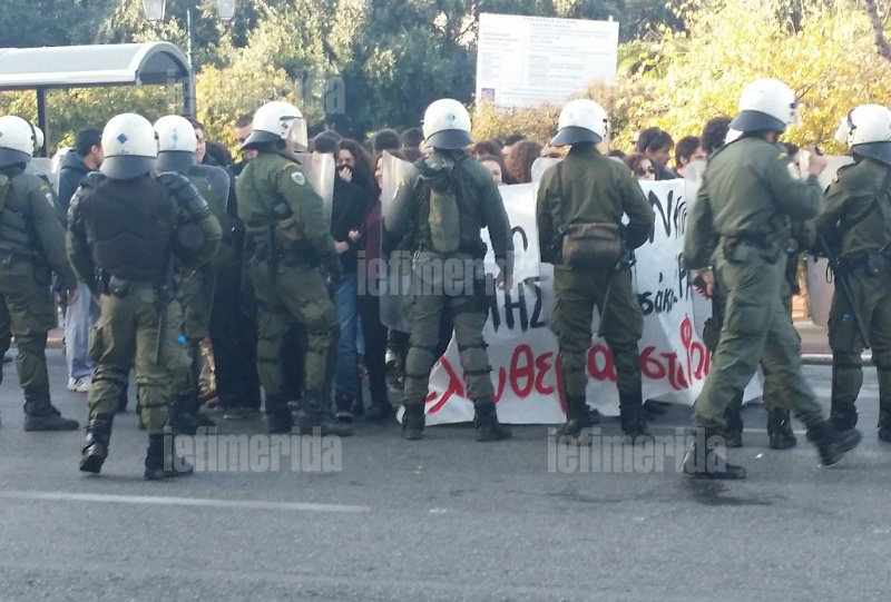  Ξύλο και χημικά έξω από τη Νομική -Στα χέρια ΜΑΤ με φοιτητές [εικόνες] | iefimerida.gr 5