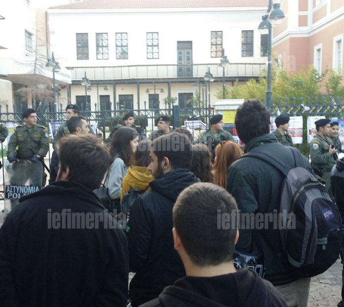  Ξύλο και χημικά έξω από τη Νομική -Στα χέρια ΜΑΤ με φοιτητές [εικόνες] | iefimerida.gr 0