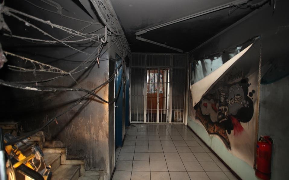 «Nα βουρκώνουμε και να μην πεθαίνουν τα χρυσόψαρα»: Ο Φώτης Γεωργελές γράφει για τον εμπρησμό της Athens Voice | iefimerida.gr 1