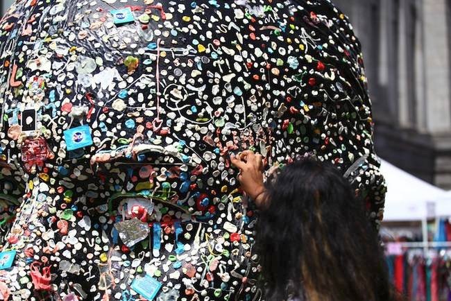 Το... οικολογικό πορτρέτο: Καλλιτέχνης κάλεσε τους πάντες να κολλήσουν τις τσίχλες τους στο «πρόσωπό» του [εικόνες] | iefimerida.gr 2