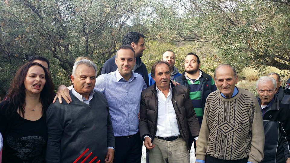 Πρωτοποριακή κίνηση του δήμου Γλυφάδας: Μαζεύει τις ελιές από κοινόχρηστους χώρους για να παραχθεί λάδι και να δοθεί σε άπορες οικογένειες [εικόνες] | iefimerida.gr 1