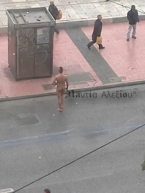  Γυμνός διαδηλωτής με μοϊκάνα αναστάτωσε το πανεκπαιδευτικό συλλαλητήριο [εικόνες] | iefimerida.gr 1
