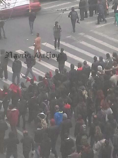  Γυμνός διαδηλωτής με μοϊκάνα αναστάτωσε το πανεκπαιδευτικό συλλαλητήριο [εικόνες] | iefimerida.gr 3