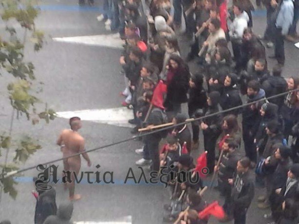  Γυμνός διαδηλωτής με μοϊκάνα αναστάτωσε το πανεκπαιδευτικό συλλαλητήριο [εικόνες] | iefimerida.gr 5