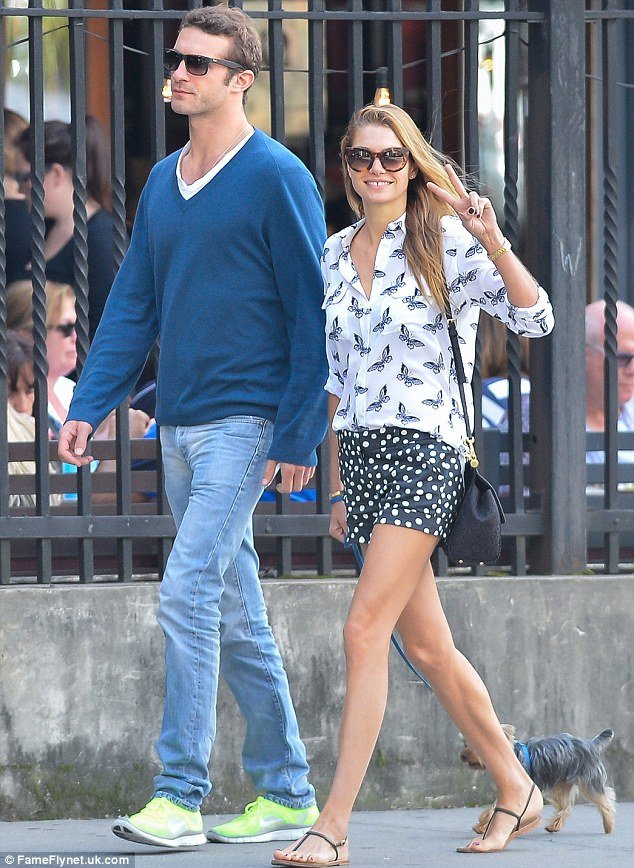 Ο χρυσός κληρονόμος και το διεθνές μοντέλο που θα παντρευτούν το καλοκαίρι στην Ελλάδα [εικόνες] | iefimerida.gr 0