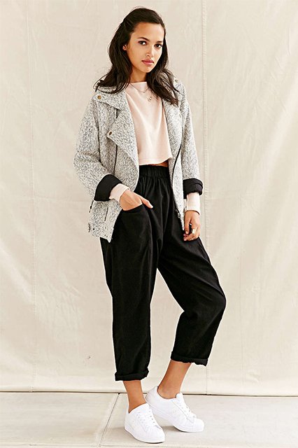 Λευκά sneakers: Το γυναικείο παπούτσι που πάει με όλα, από φόρμες μέχρι νυφικά -30 τρόποι για να τα φορέσετε [εικόνες] | iefimerida.gr 13